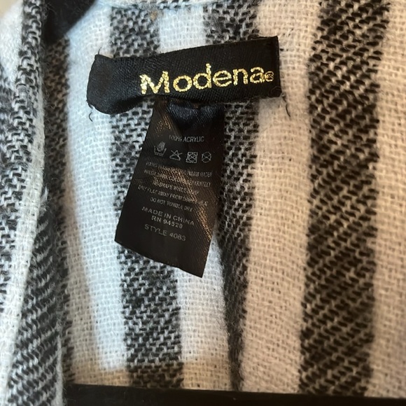 Modena Geometric Poncho with Fringe OS preowned black & white classic - Picture 2 of 8